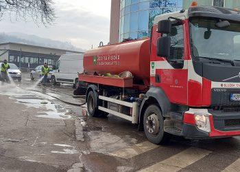 U TOKU SAPIRANJE, MAŠINSKO I RUČNO ČIŠĆENJE BETONSKOG MOSTA I ULICE BRANILACA