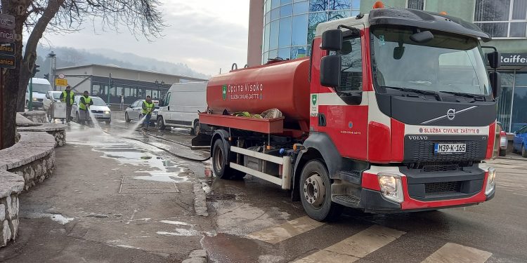 U TOKU SAPIRANJE, MAŠINSKO I RUČNO ČIŠĆENJE BETONSKOG MOSTA I ULICE BRANILACA