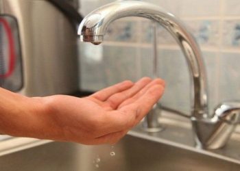 ZBOG KVARA NA VODOVODNOJ MREŽI NESTANAK VODOSNABDIJEVANJA U ULICI IZNAD DUVARA