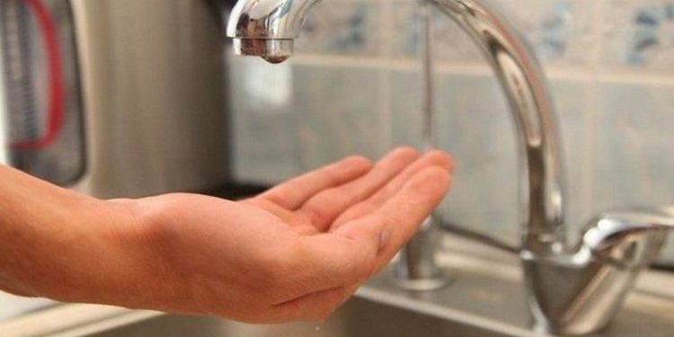 ZBOG KVARA NA VODOVODNOJ MREŽI NESTANAK VODOSNABDIJEVANJA U ULICI IZNAD DUVARA