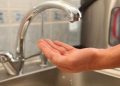 ZBOG KVARA NA VODOVODNOJ MREŽI NESTANAK VODOSNABDIJEVANJA U ULICI IZNAD DUVARA