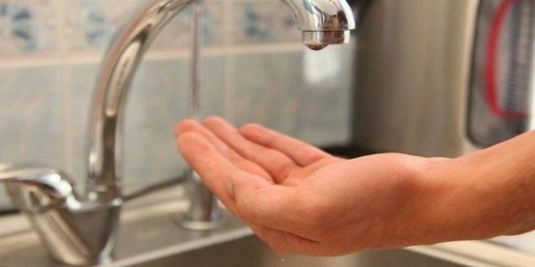 ZBOG KVARA NA VODOVODNOJ MREŽI NESTANAK VODOSNABDIJEVANJA U ULICI IZNAD DUVARA